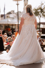 Boho Short Sleeves Plus Size Tulle Wedding Dresses with Lace Applique