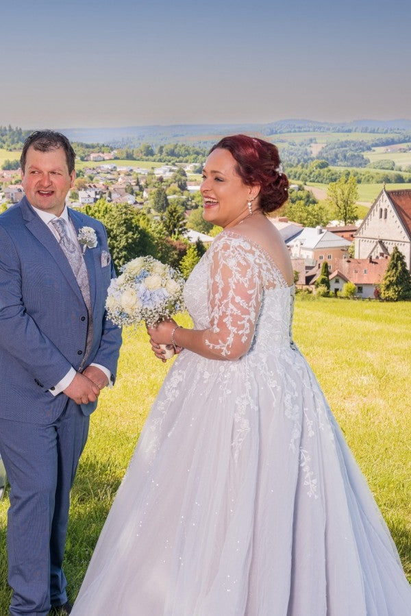 Elegant V-neck Tulle A-line Plus Size Wedding Dresses with Lace Applique